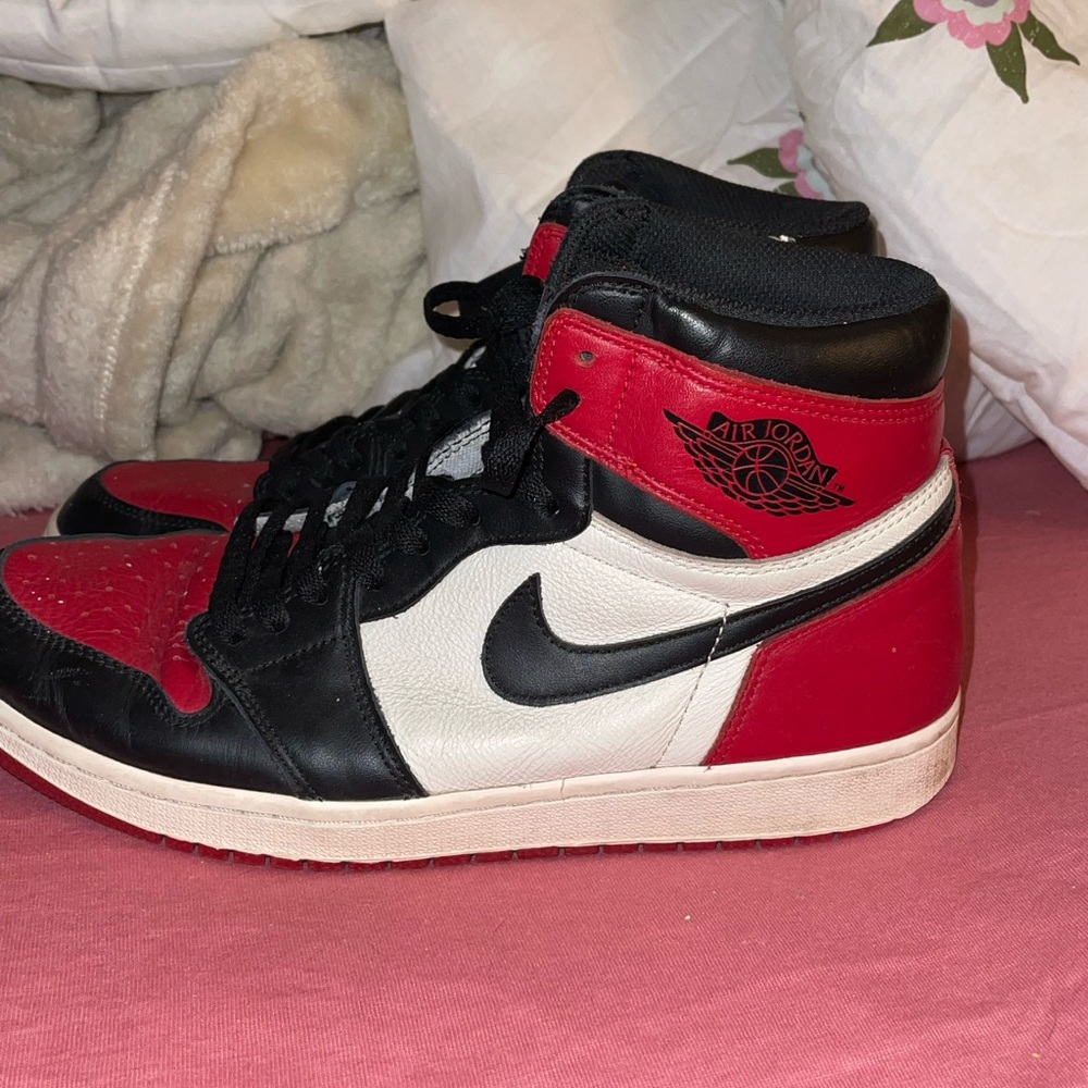 air jordan 1s red and black